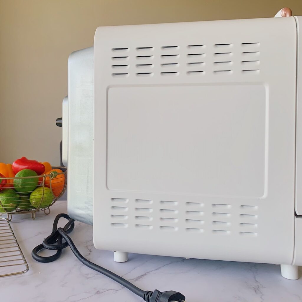 側面有很多散熱孔