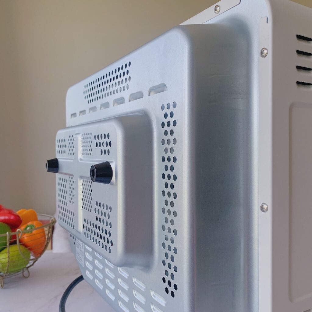 烤箱後風還有與牆隔開的隔熱裝置