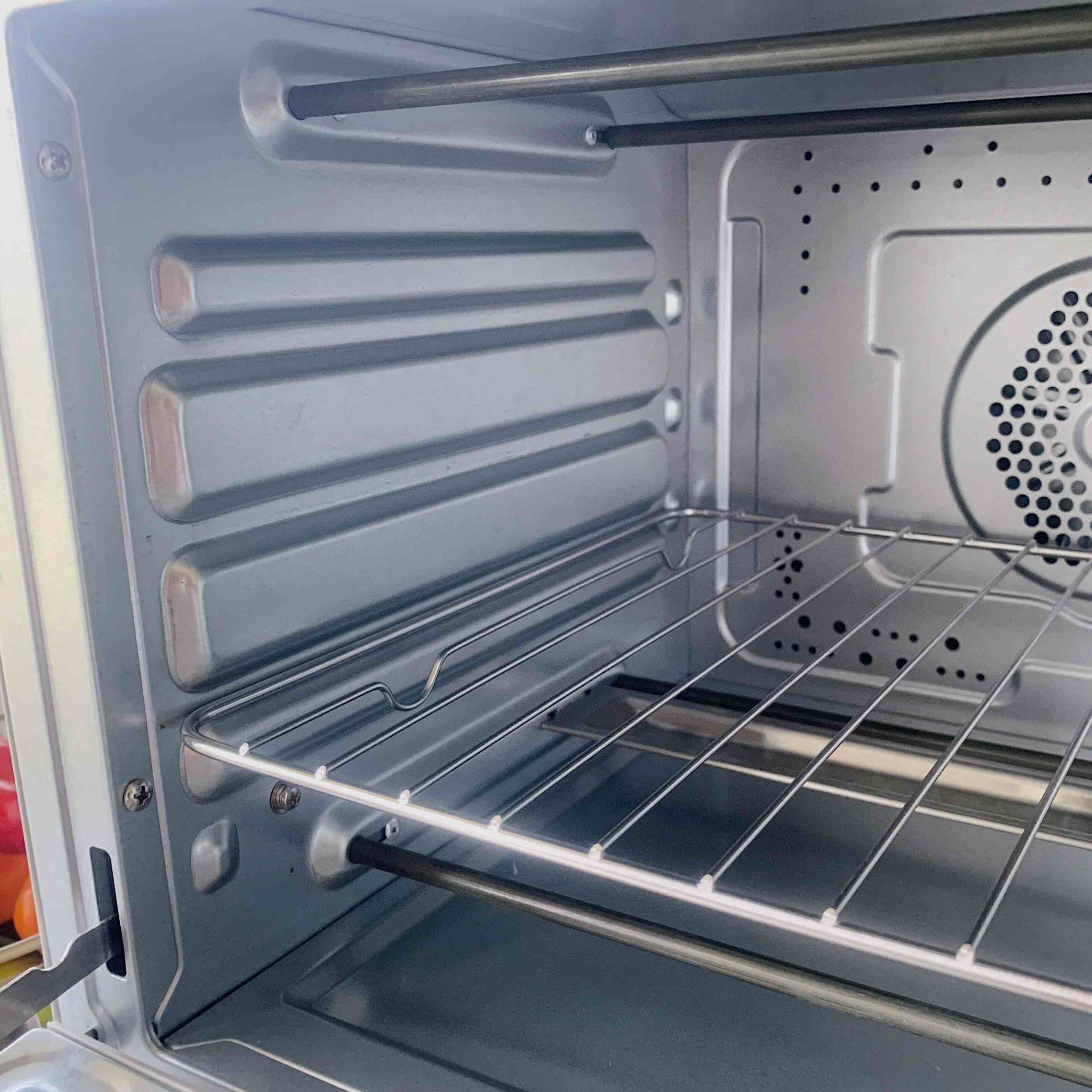 內部空間高度夠高,有三層軌道可以放