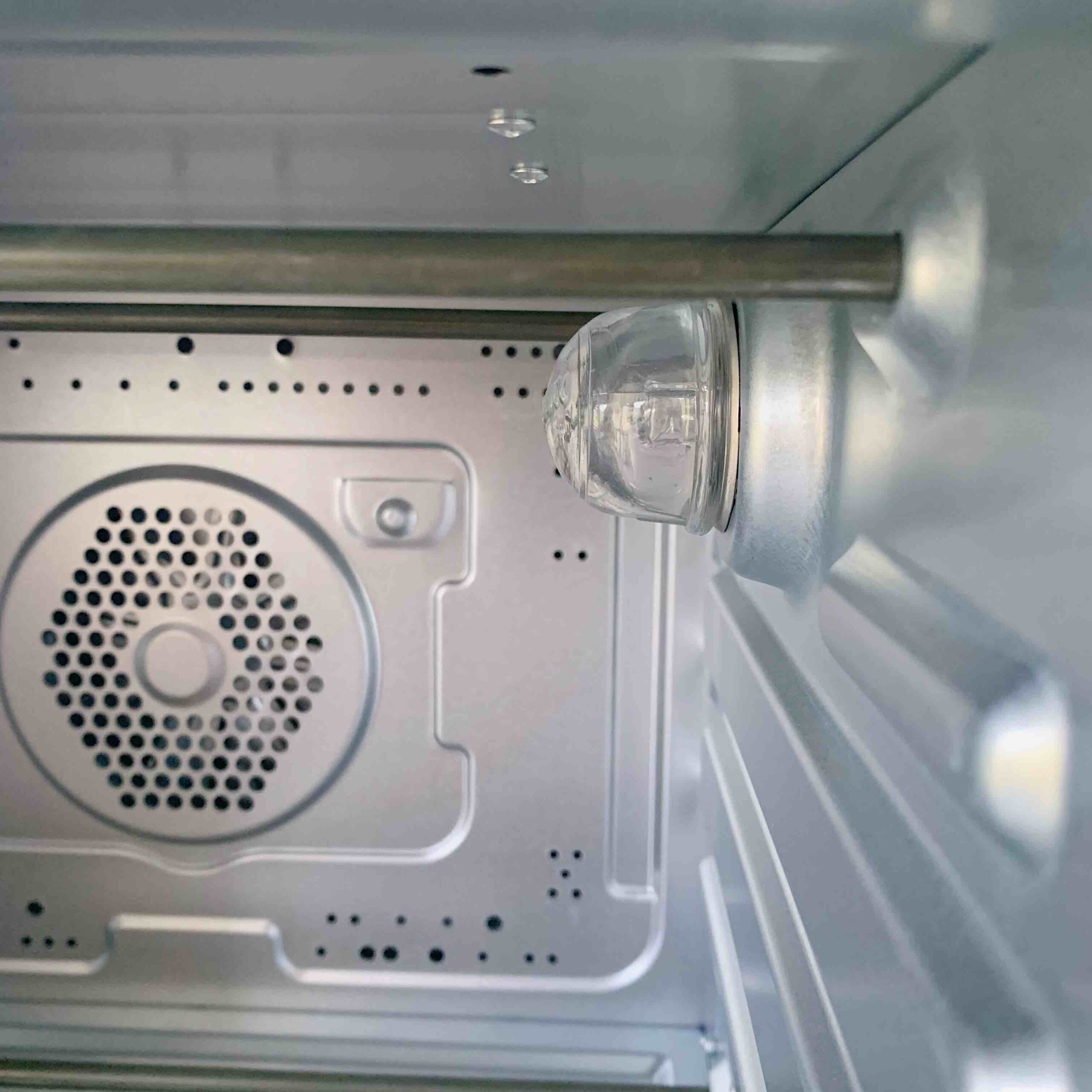 烤箱裡面有一個滿大顆的照明燈,食物照的很清楚