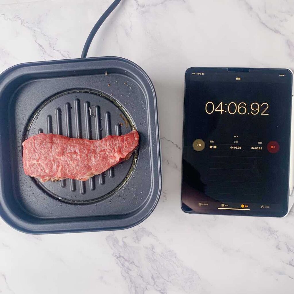 4分鐘即可翻面牛排