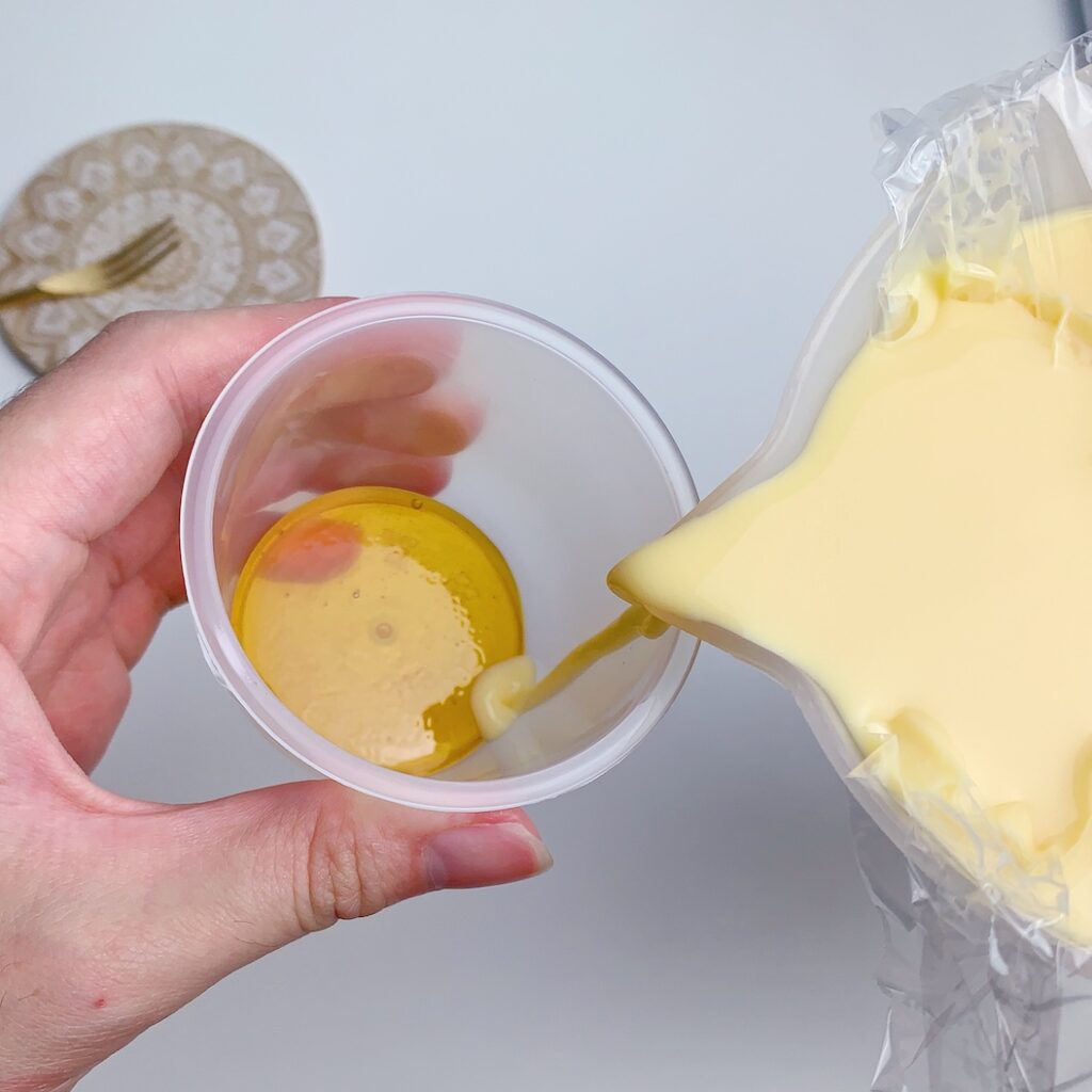 讓布丁液沿著杯壁緩緩倒入