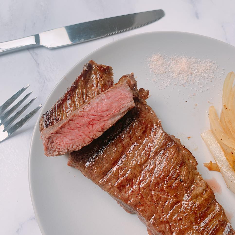 牛排煎的外焦內粉紅,色香味俱全